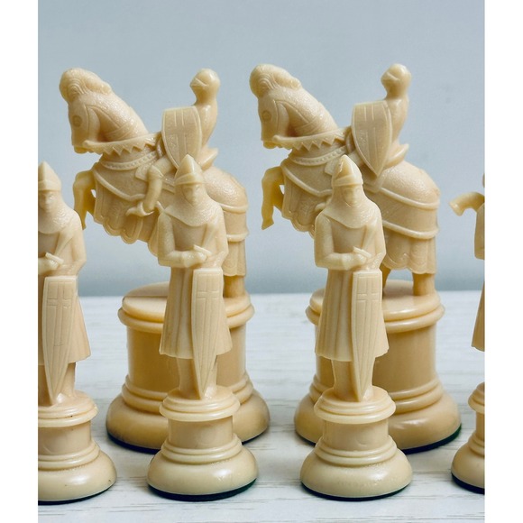 Kingsway Vintage Red & Ivory Chess Pieces Set Complete Royal King Queen Knight - Picture 3 of 16